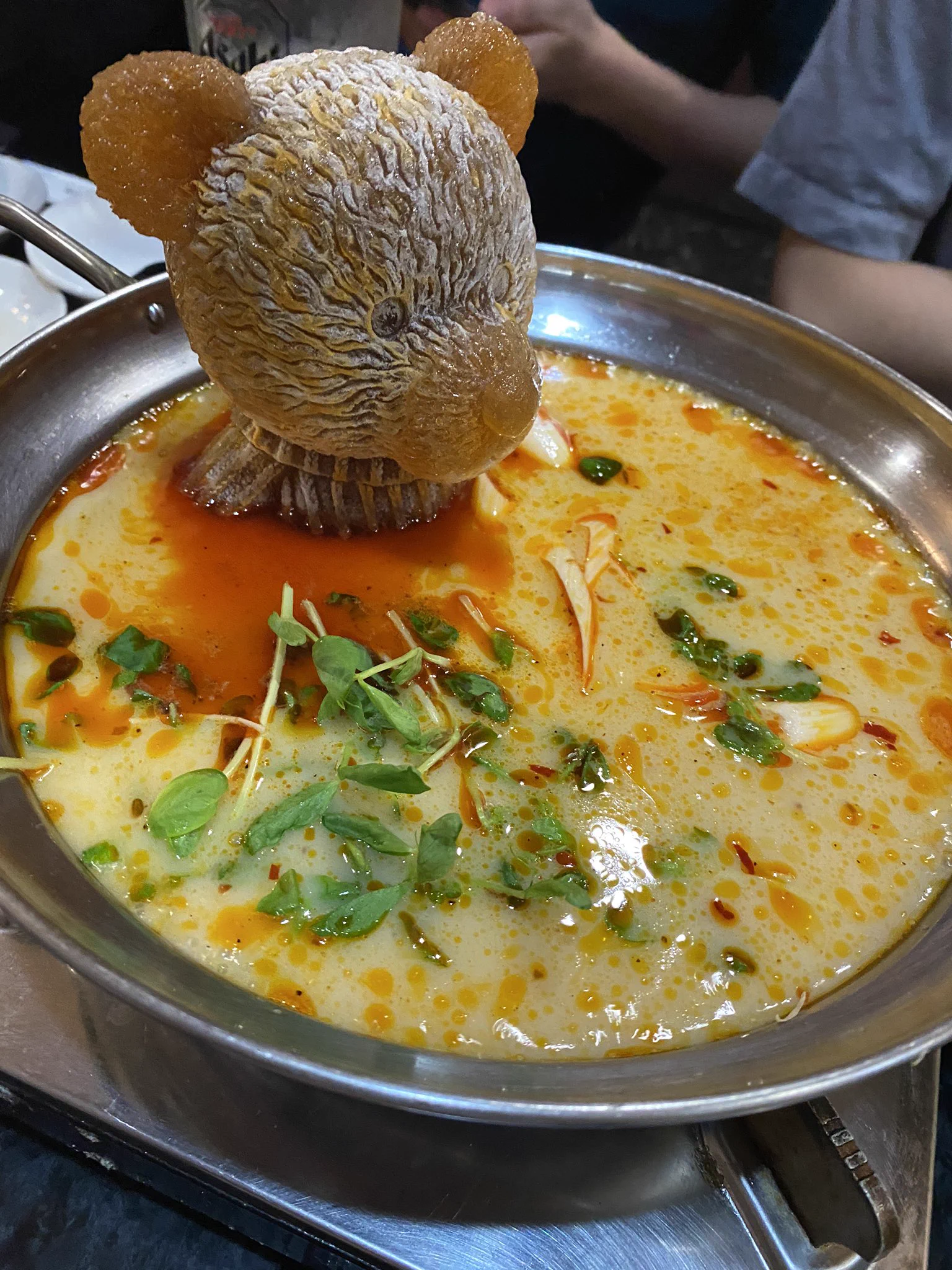 会社近くの中華屋さんにあった鍋！小熊（の形の出汁）を沈めて頂く仕様だったwww