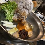 会社近くの中華屋さんにあった鍋!小熊（の形の出汁）を沈めて頂く仕様だった!