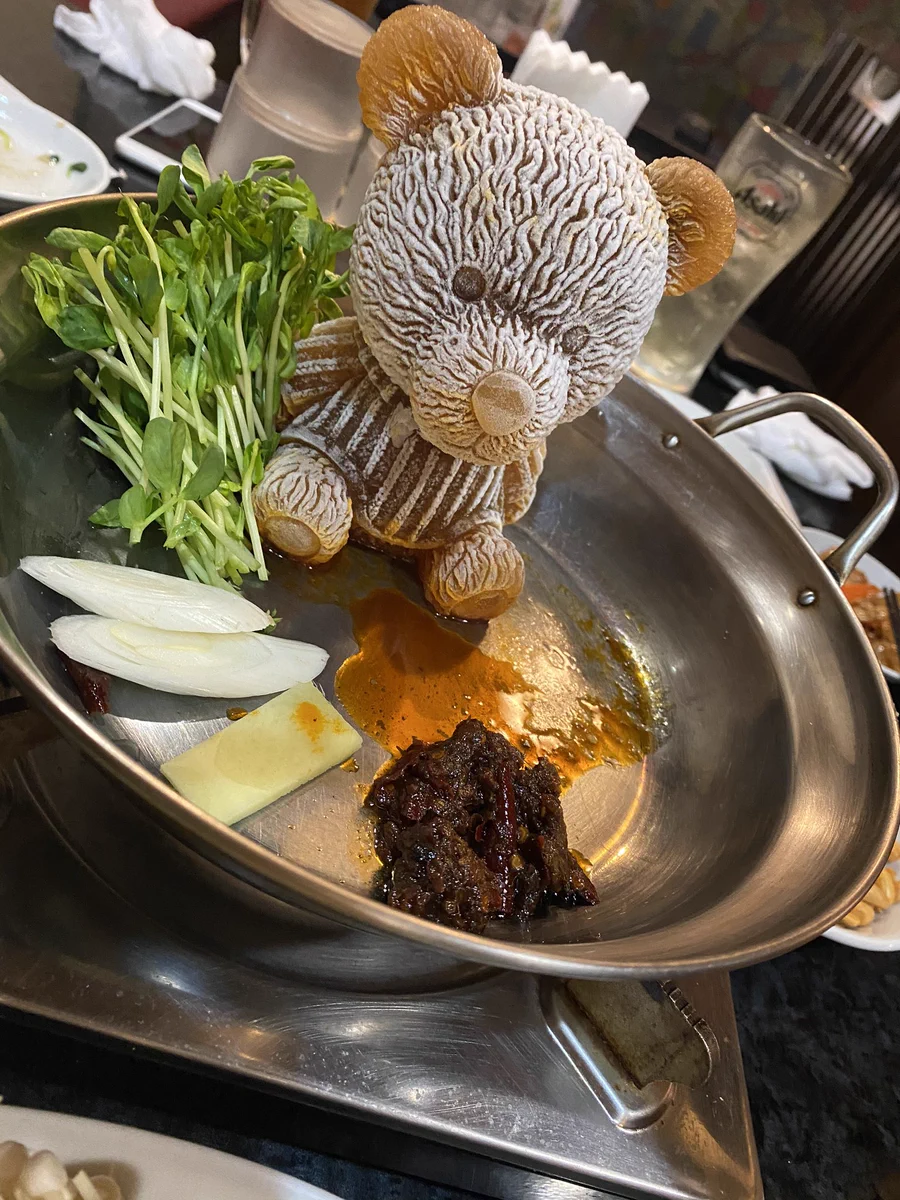 会社近くの中華屋さんにあった鍋！小熊（の形の出汁）を沈めて頂く仕様だったwww