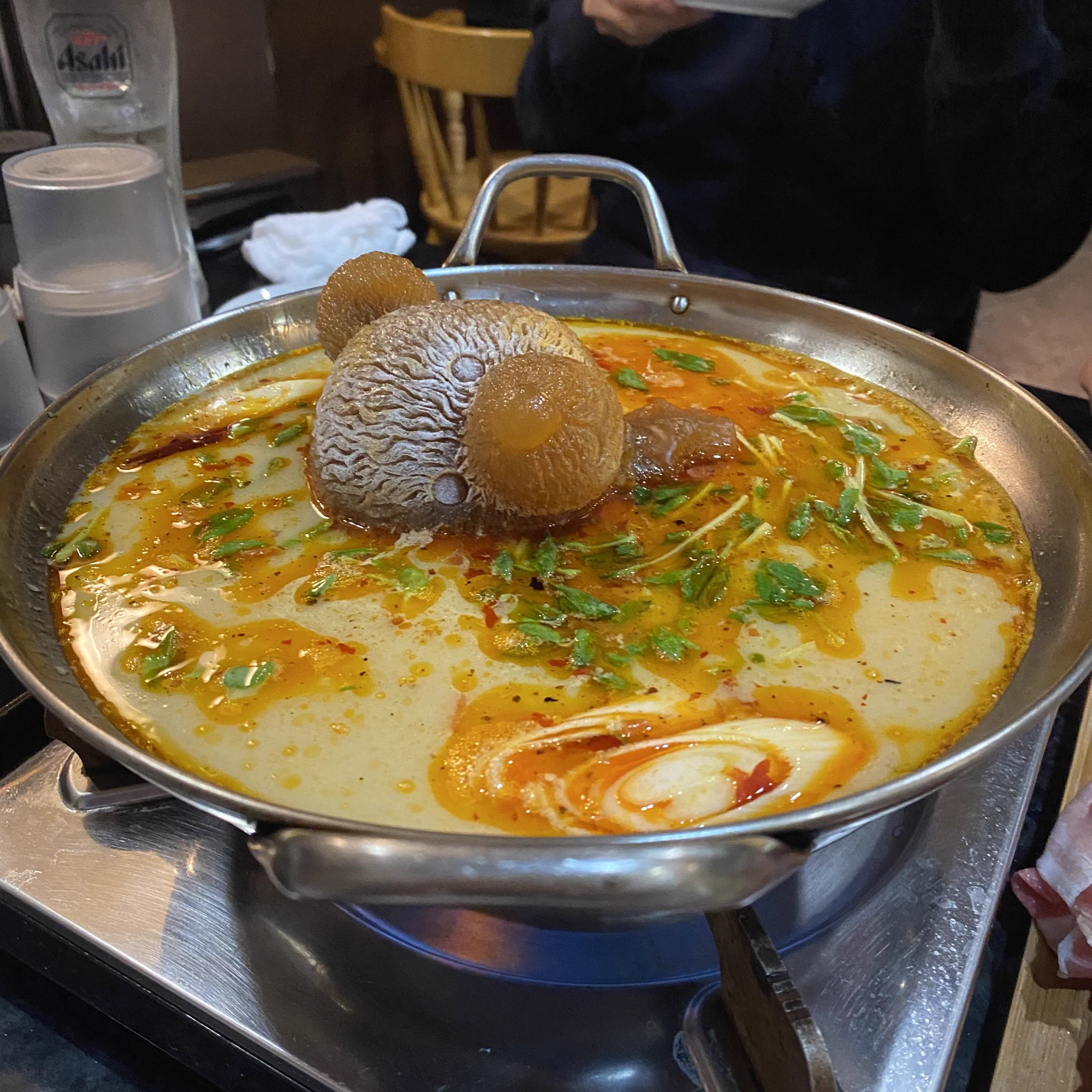 会社近くの中華屋さんにあった鍋！小熊（の形の出汁）を沈めて頂く仕様だったwww