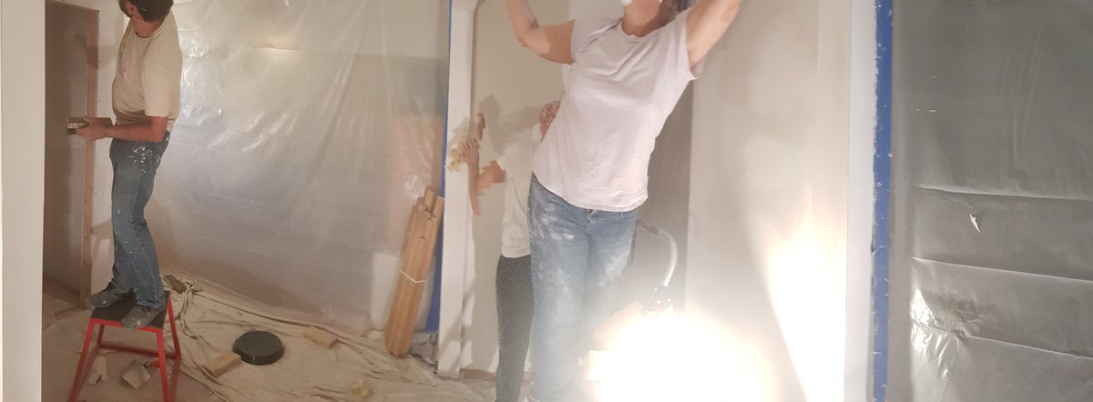 19/07/22Flight: London to Seattle Arrived in Seattle. Jet lagged, but delighted to see my old friend - writer extraordinaire  @R_E_MC_K. He welcomed me with some housework. :)  #MLB  #DiamondsOnCanvas  #AndyBrown