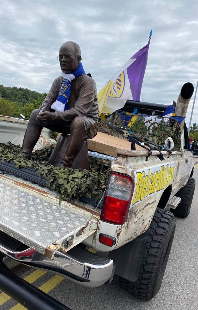 SieWilson91's tweet photo. Great to see Bielsa going round the city. It’s a raffle that the creator of the statue has put together. Check it out https://t.co/Dh98OikgTg👏🏻.     ⚪️🟡🔵 #alaw @LUFC #Marchingontogether #bielsa #mot https://t.co/n11TzhgtJT