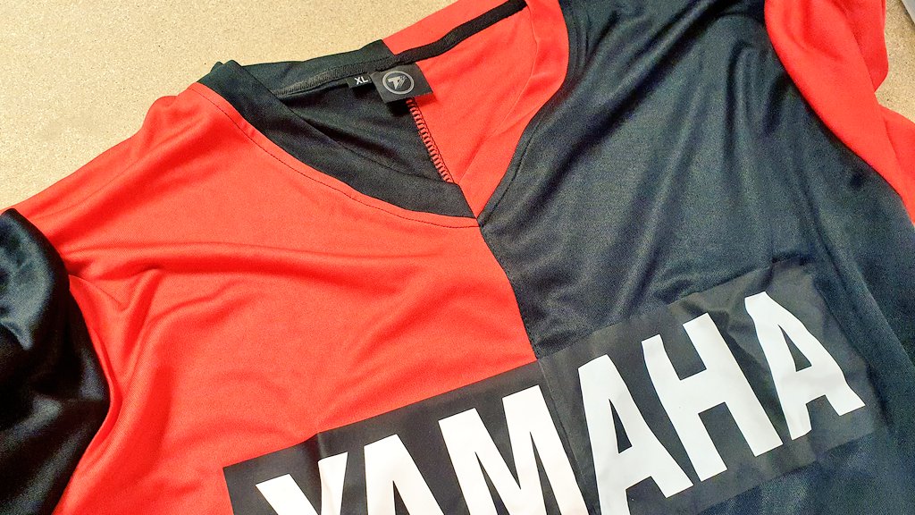 We just found a leftover Newells shirt, size XL in the office.

Retweet, follow and tag a mate. We will pick one of you to have it on the house for free! #lufc #newells