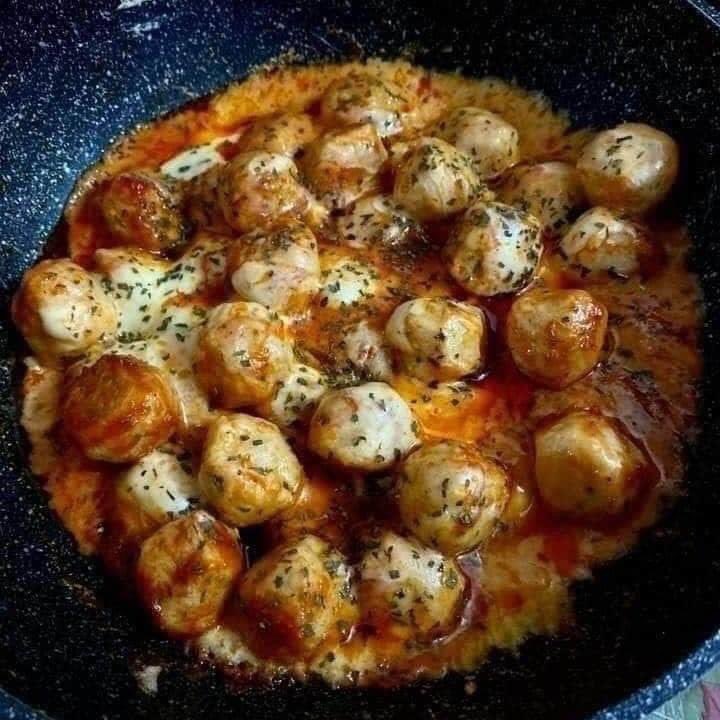 DailyMakan's tweet photo. Resepi Cheesy Chicken Ball

Bahan:
Bawang holand 
Bawang putih
Sos kimball setengah botol je
Cheddar cheese slices keping 4 keping
Mozarella cheese
Morazella jenis sagat anchor
Chicken or meatball ramly
Pasley herbs https://t.co/ts1ZCeJ7ox