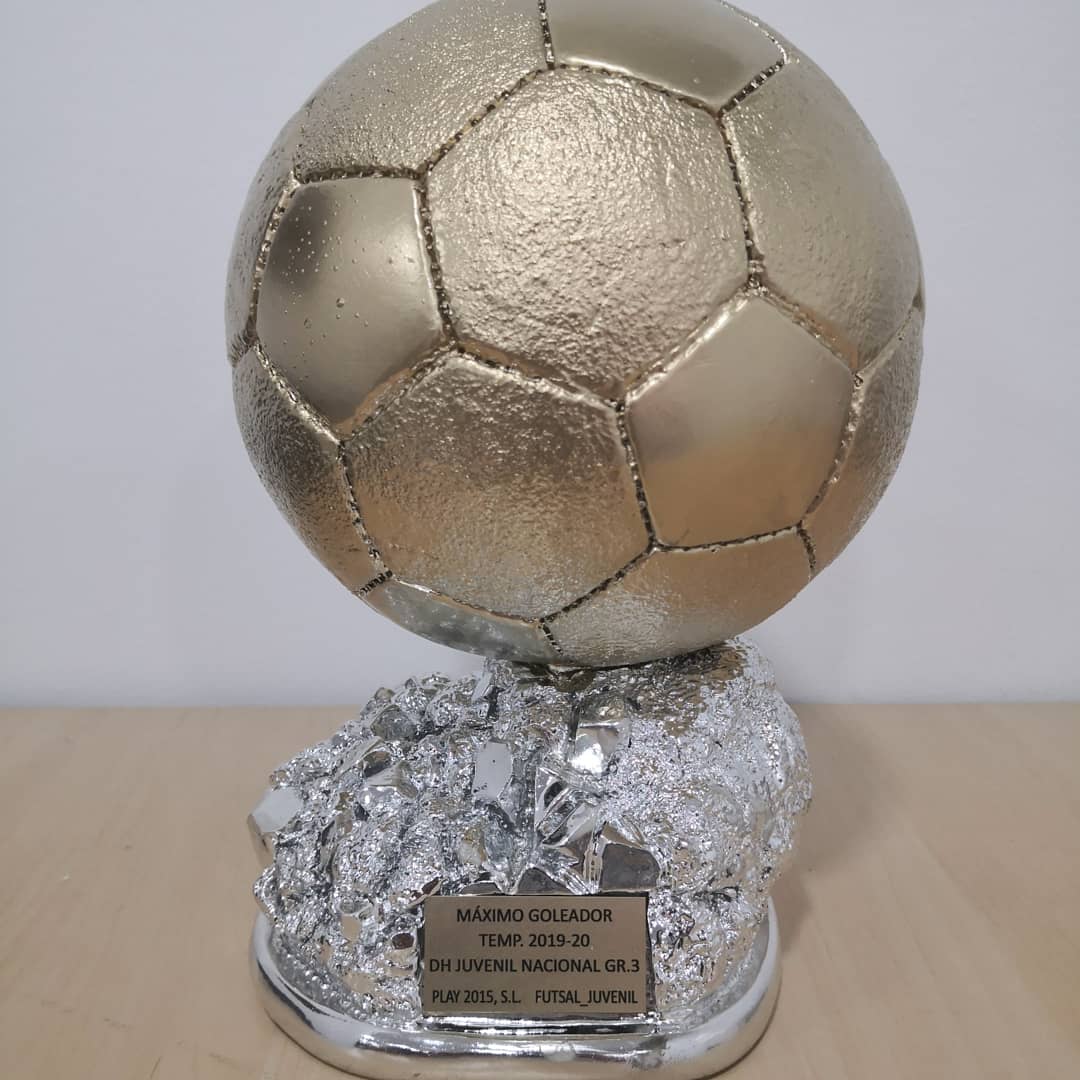 play2015sl's tweet photo. Avui hem fet entrega del trofeig com a màxim golejador de la Juvenil Nacional 2019-20 a @marcorolo10 .
Enhorabona!
Enhorabona i gràcies a @futsal_juvenil per comptar amb nosaltres i per la promoció del futsal i de la juvenil nacional.
#futsal #projectesPLAY #futsalPLAY https://t.co/JECwOUk6uc