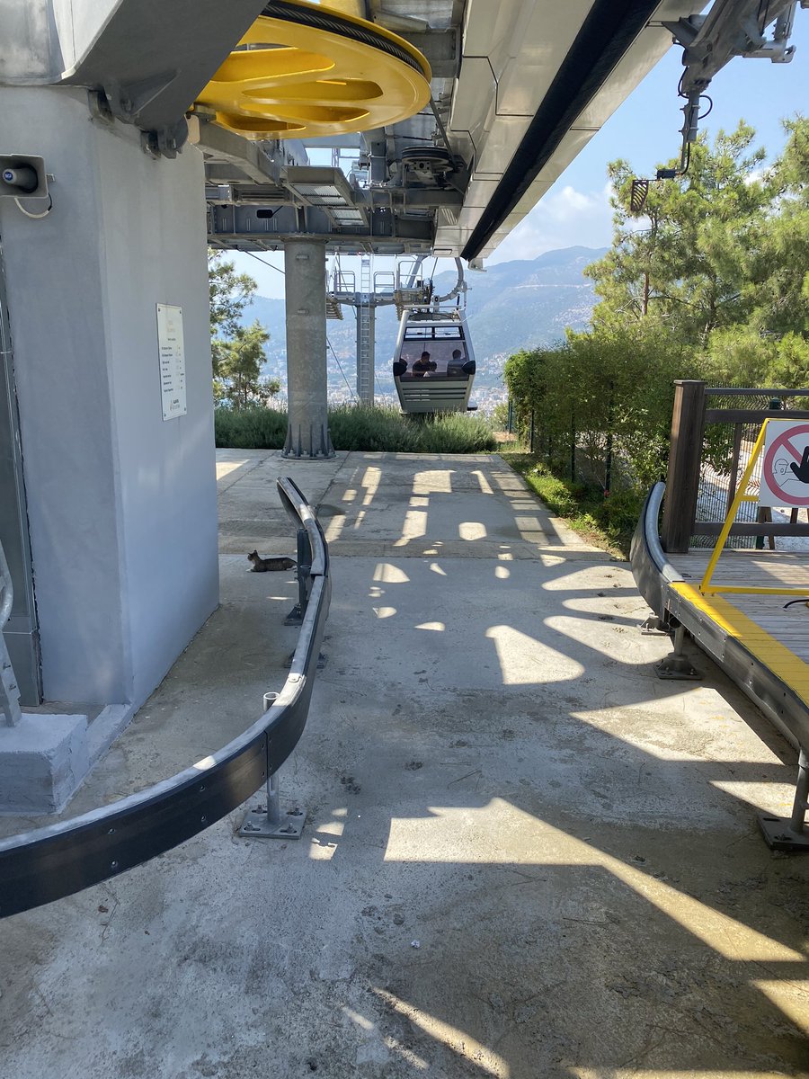 Aaand it’s back! The téléférique chronicles of Turkey resumed this month, this edition from Antalya’s Alanya (I alas couldn’t find many Russian tourists because of  #coronavirus though there were a few). The téléférique goes to Alanya castle which dates back to the 13th century.