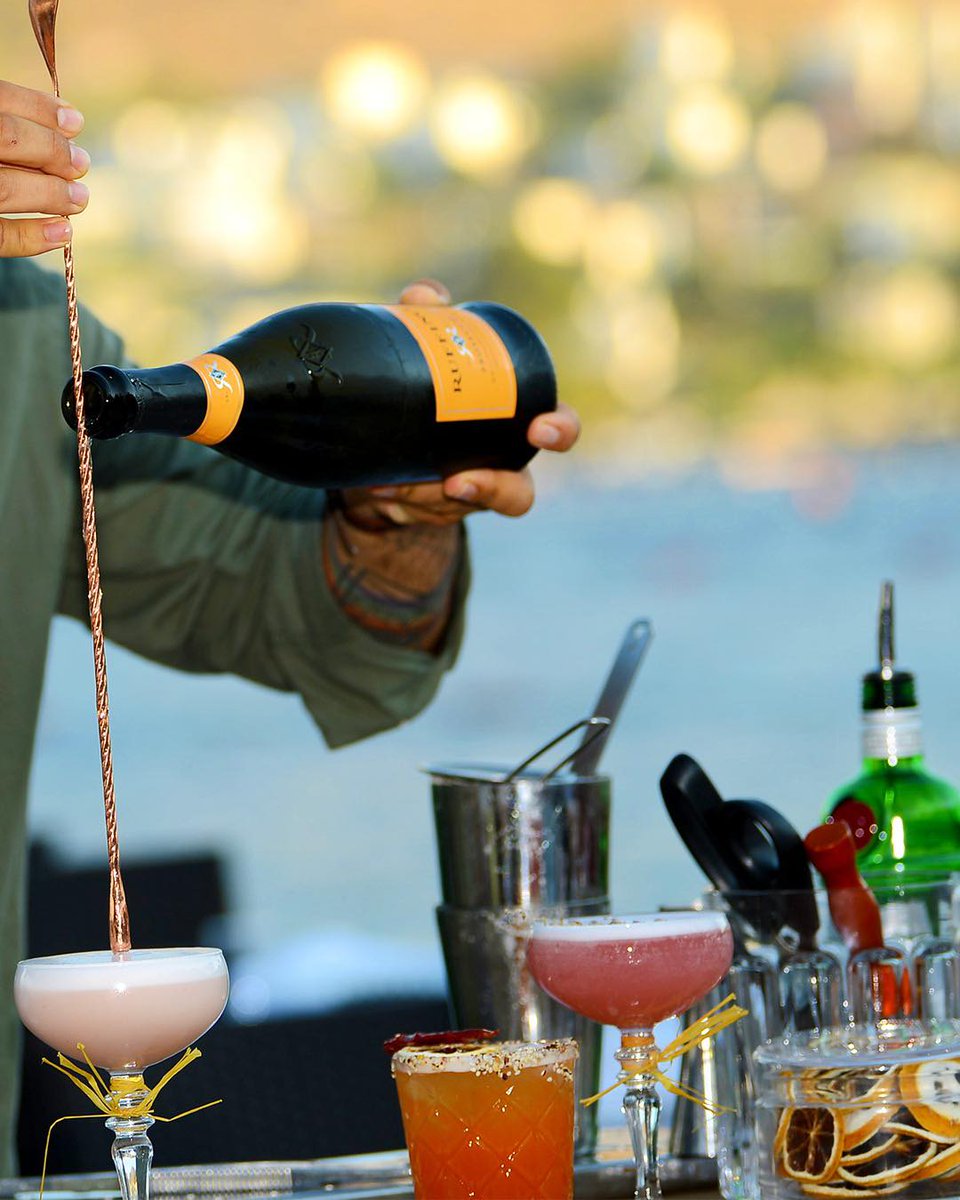 sess_official's tweet photo. Hafta ortasına biraz Sess molası vermeye ne dersiniz? Akşamüstü günbatımına karşı kokteyl menümüze göz atabilir 🍸 akşam ise Arnavutköy Balıkçısı Türkbükü‘nün leziz mezelerini tadarken kadehlerinizi tokuşturabilirsiniz. 🥛 https://t.co/Ux23PXzT8D