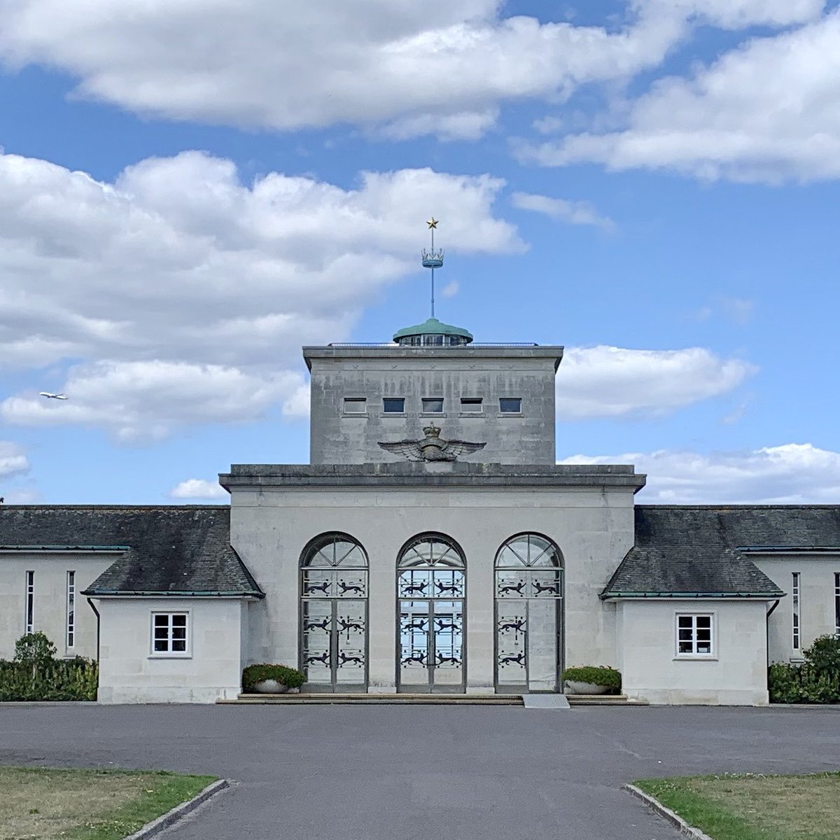 This is the  @CWGC Air Forces Memorial on top of Cooper’s Hill. It overlooks Runnymede (you know, where King John was forced to seal Magna Carta) It was designed by the Commisison’s Architect, Sir Edward Maufe, and unveiled by Her Majesty, Queen Elizabeth II, in 1953