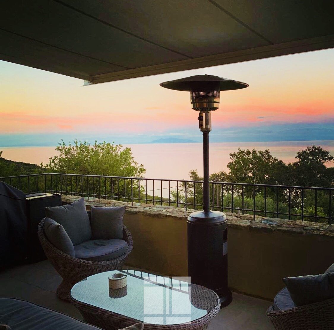 immodecorse's tweet photo. SUPERBE DUPLEX NEUF ❗️❗️❗️Sur la commune de Brando 🌞 -Parking privatif, 15min du centre ville et surtout vue imparable sur les îles 🌴 Contact: 04.95.32.86.55 #corse #brando #sun #immodecorse #lekallisté https://t.co/ysjabiE2QW