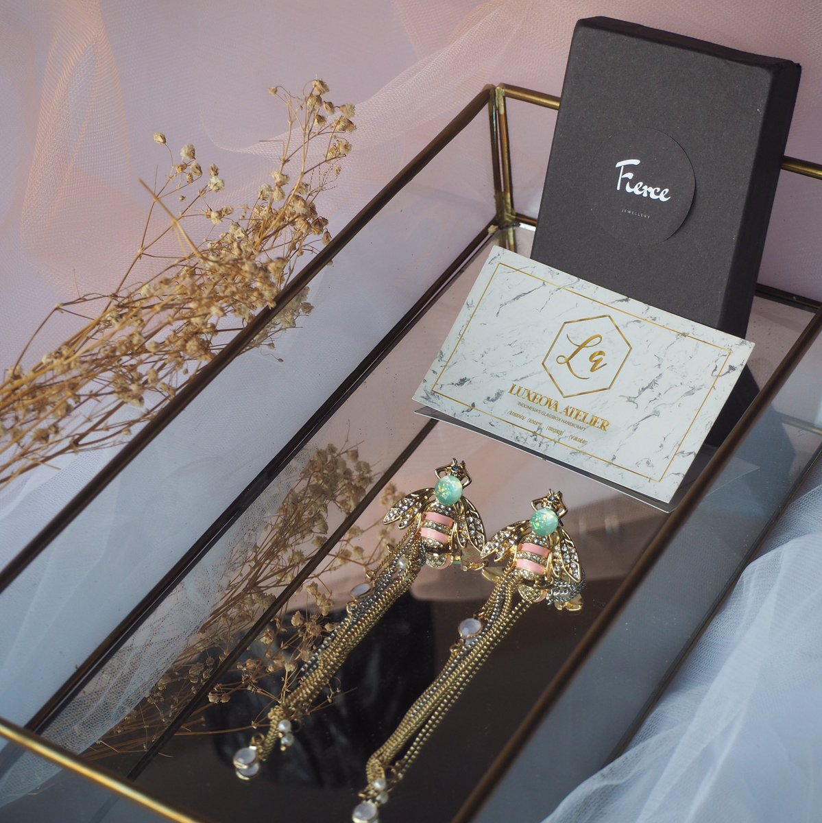 luxeova's tweet photo. @luxeova x Fierce Jewellery
#tray #glass #etsy #etsyseller #etsyfind #etsygifts #beeearings #handmade #jewelrydesign #stainedglass #earringslover #insectjewelry #ハンドメイド #giftforher https://t.co/THuy4KgicN