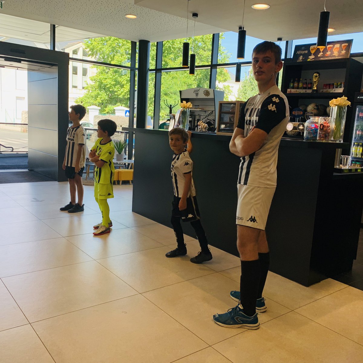 SCOFootsal's tweet photo. #StageAngersSCO #PleinLesYeux
Aujourd’hui, nos champions étaient joueur professionnel, entraîneur de Ligue 1, journaliste sportif, chanteur, danseur... 🤩🎤😍🎙⚽️ !
#TotalRégal #Plaisir #Stars #Merci https://t.co/f3AL2PmjSg