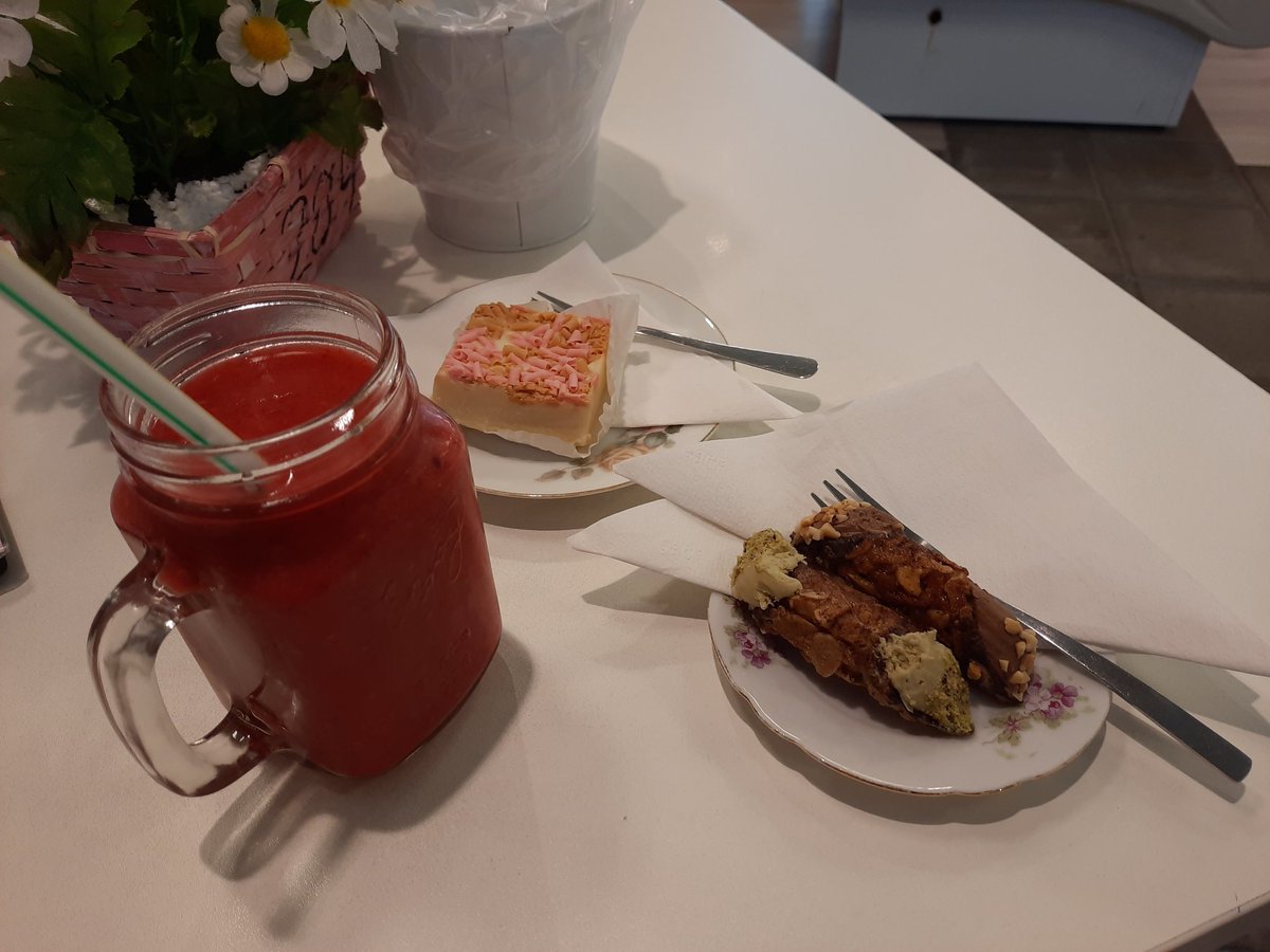 LadyMaronie's tweet photo. #lunch #smoothie #italiancanolli #chocolatefudge https://t.co/Dlux4AzVcL