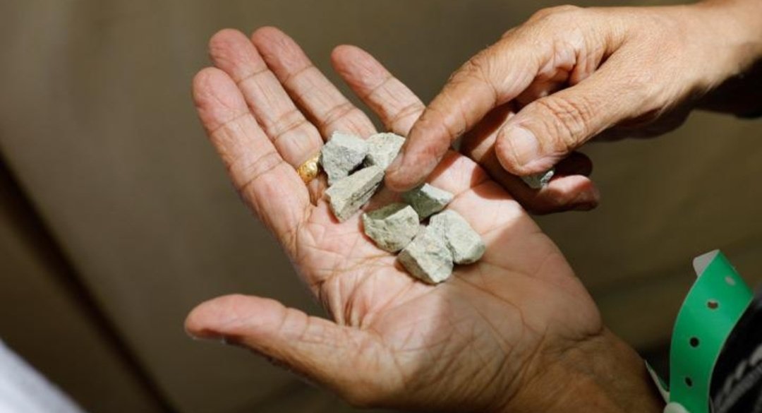 6. Day 2: 9th Dhul-HijjahAt sunset, before leaving Arafat, Muslims make their way to Muzdalifah (another province), spending the night praying and sleeping on the ground. On their way, they will also collect pebbles/stones for the next ritual.