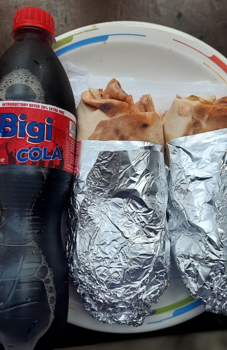 omokehinde___'s tweet image. My Landlord's daughter brought 1 Bigi Cola and 2 Sharwarmah this evening again. I no know wetin this girl dey find.