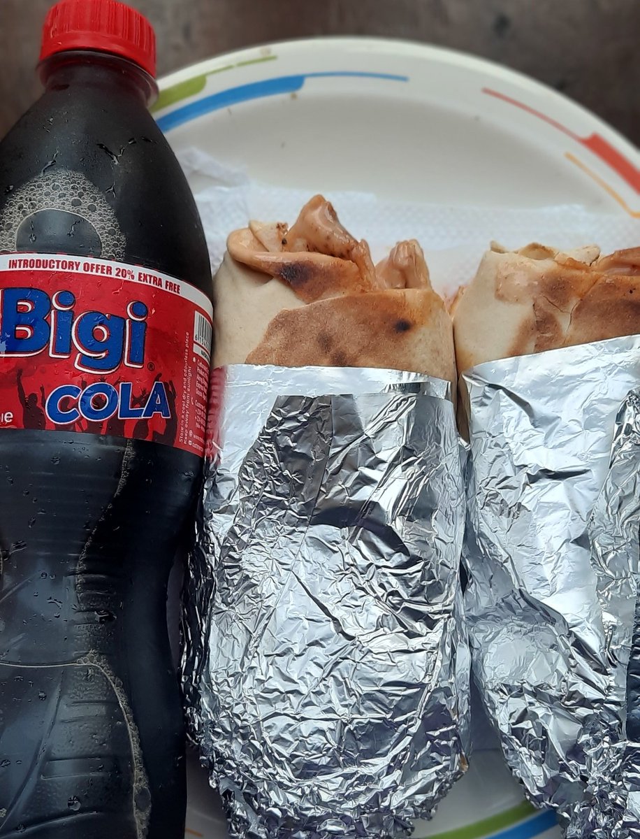 omokehinde___'s tweet image. My Landlord's daughter brought 1 Bigi Cola and 2 Sharwarmah this evening again. I no know wetin this girl dey find.