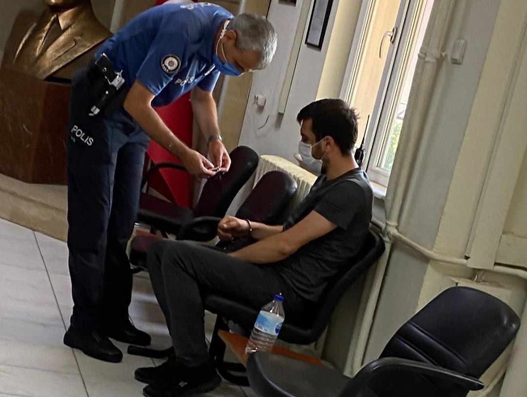 Sahibinin cenaze nedeni ile emanet ettiği köpeğe tecavüz eden Volkan Uzun, tecavüz sonrası köpeği yıkayıp sperm kalıntılarını yok etmeye çalışmış. Aşırı alkollü olarak gözaltına alınan Uzun, köpeğin sahibinin şikayeti üzerine Küçükesat karakoluna götürüldü. #VolkanUzunTutuklansın