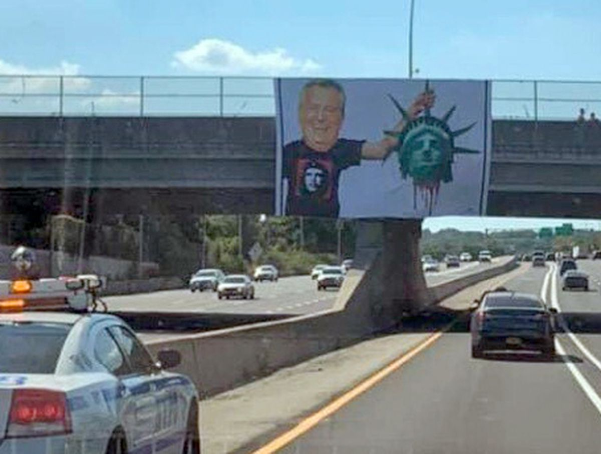 philllosoraptor's tweet photo. A picture of Bill de Blasio holding the severed head of the Statue of Liberty hung from an overpass in Staten Island, NY. This is your moment of zen for Wednesday. https://t.co/Ce2CXQMavk