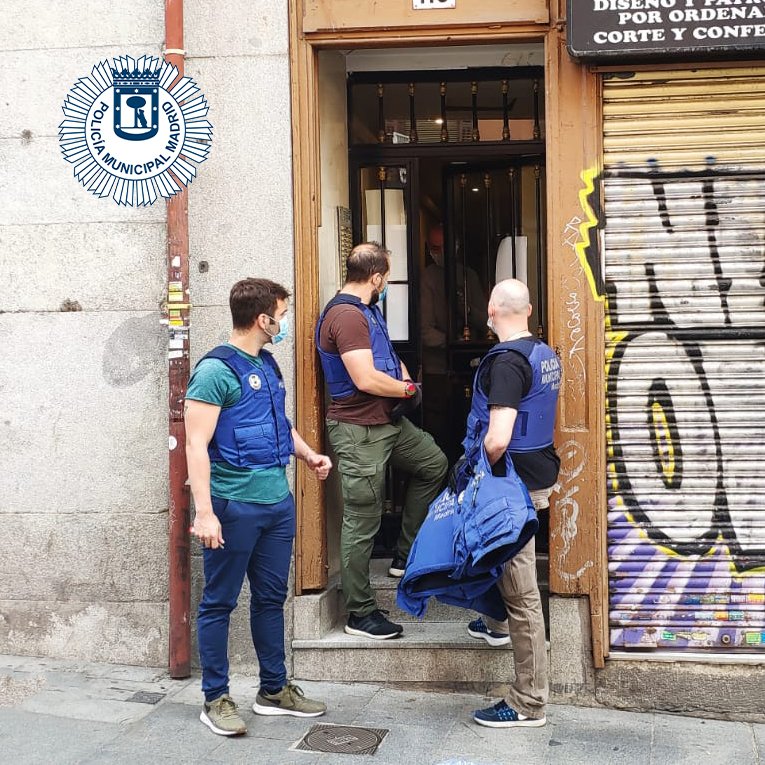 policiademadrid's tweet photo. Agentes de paisano de la #UIDCentroSur observan a un individuo que realiza la captación de imágenes íntimas y personales a varias mujeres en la vía pública. Se realizan diligencias por un presunto delito contra la intimidad, y detenido por atentado contra los policías actuantes. https://t.co/1q1ZBZAYKO