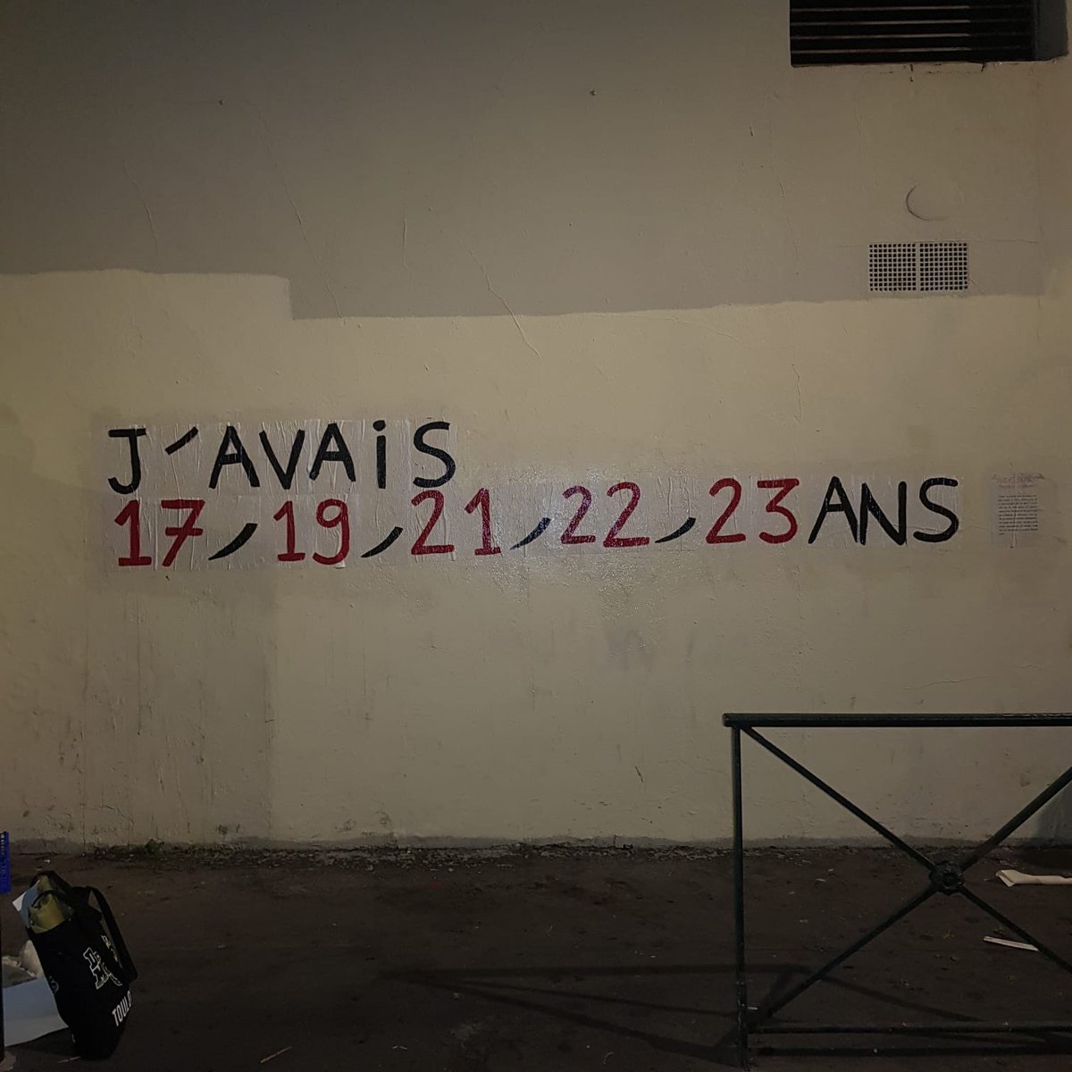 CollagesTLS's tweet photo. TW PROPOS CHOQUANTS 

Dimanche soir nous avons répondu à l’appel de @CollagesLyon avec d’autres collectifs partout en France. Nous avons ainsi collé plusieurs témoignages #IWas dans les rues de Toulouse dont en voici quelques-uns. https://t.co/y2Wwj2j09K
