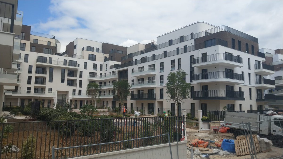 KanopiaA's tweet photo. CHANTIER KANOPIA
A Rueil, l'engazonnage est en cours et les visites clients (OPL) sont terminées.
#kanopia #architecte #architecture #teamarchi #Paris #IDF #IleDeFrance #urbanisme #logement https://t.co/OCWDKSeYbz https://t.co/213duJkAqu