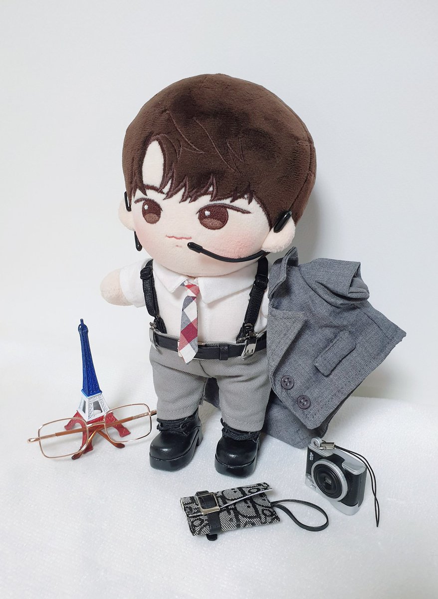 six_HMH89's tweet photo. #카카오황 #민현 #황민현 #황민현인형
#킹스맨

매너가 사람을 만든다 😎
Manners maketh man👍

👜가방 @thisis_salon 
👖벨트, 하의 @iDOLL_Closet https://t.co/w7xIcHHINS