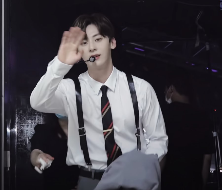 six_HMH89's tweet photo. #카카오황 #민현 #황민현 #황민현인형
#킹스맨

매너가 사람을 만든다 😎
Manners maketh man👍

👜가방 @thisis_salon 
👖벨트, 하의 @iDOLL_Closet https://t.co/w7xIcHHINS