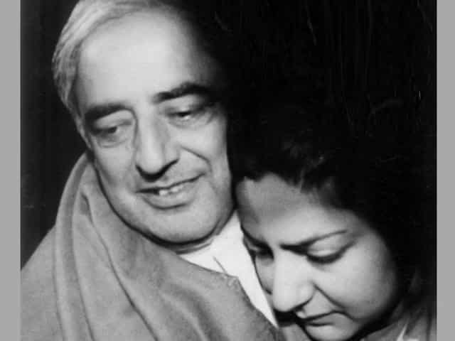  #PDP was founded in 1998 Late  #Mufti Mohammed Sayeed. Interestingly he was the state's Home Minister when the fateful abduction of Rubaiya Sayeed(his daughter)took place in 1989. Many believes this was the turning point in  #Kashmir's history which propelled it into chaos(2/19)