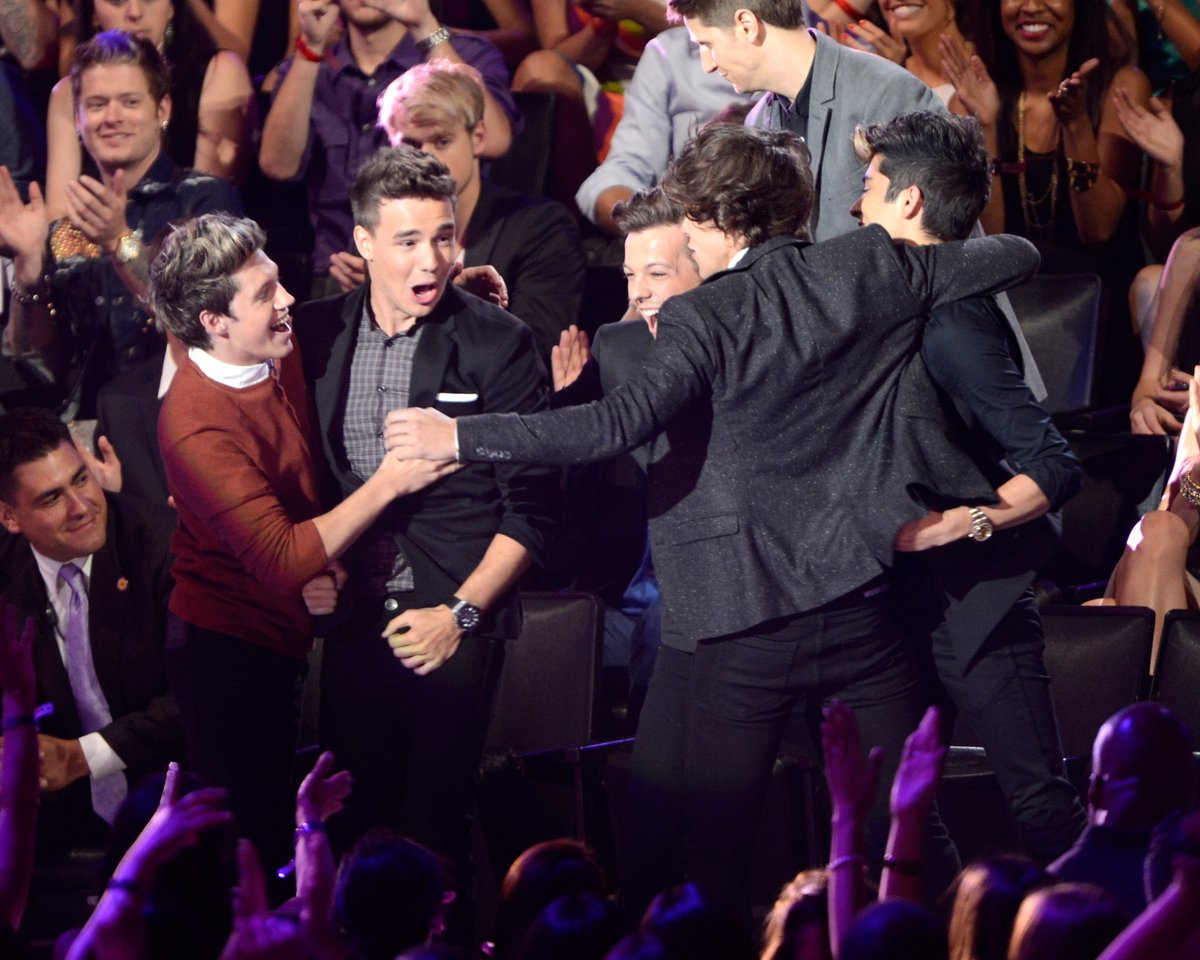 MTV's tweet photo. #DIRECTIONERSBREAKTHEINTERNET? Done. 

Please enjoy these pics of @onedirection winning Best Pop Video for #WhatMakesYouBeautiful at the 2012 #VMAs 💕 https://t.co/OvPjHtoW39