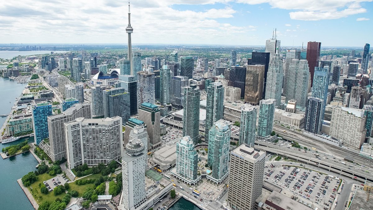 penguins's tweet photo. Hey @BlueJays, swap cities for a bit? https://t.co/vVUoYNy14u