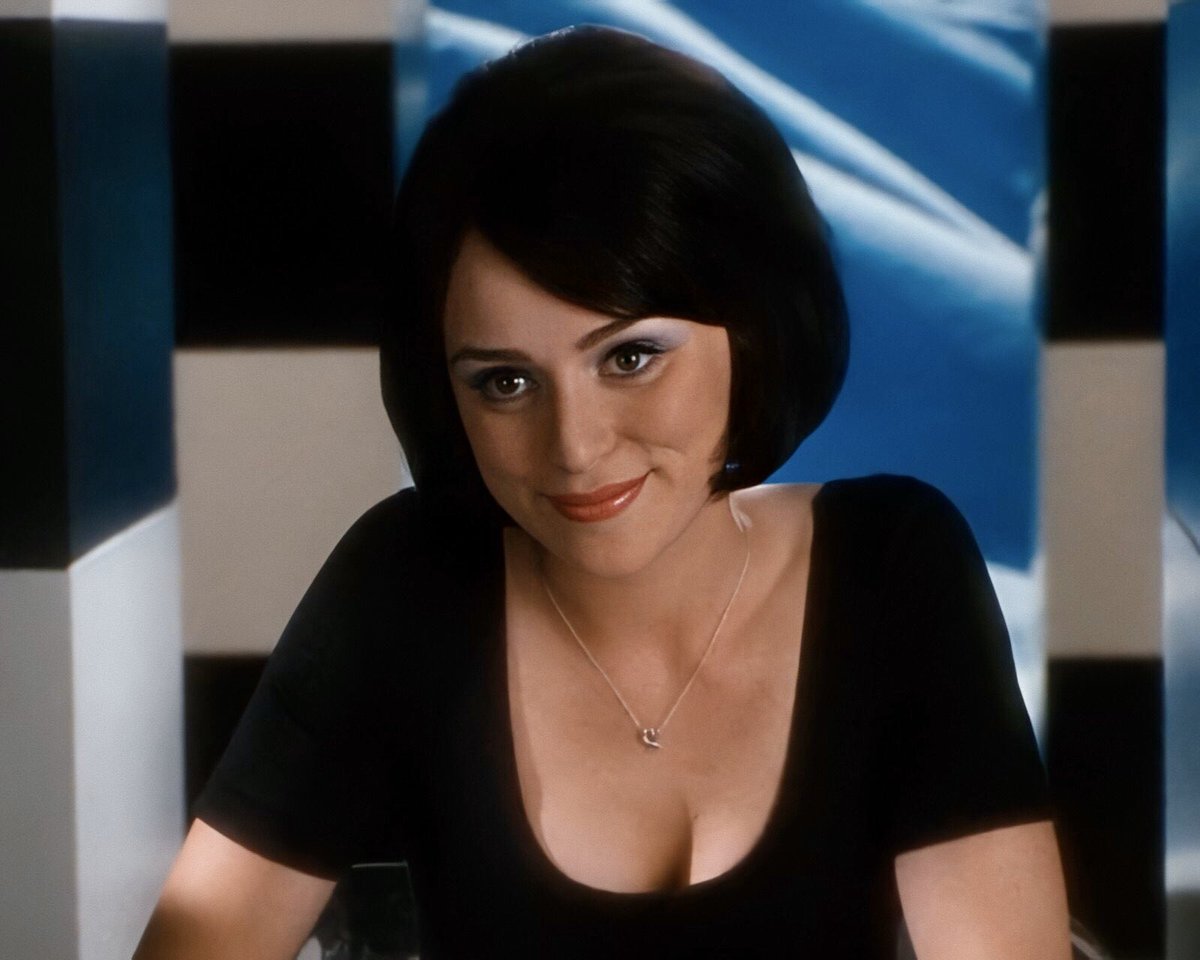 5. Lots more scenes at Wonderland Weather where Steed and Peel go snooping while Tamara ( @Misskeeleyhawes) is distracted.