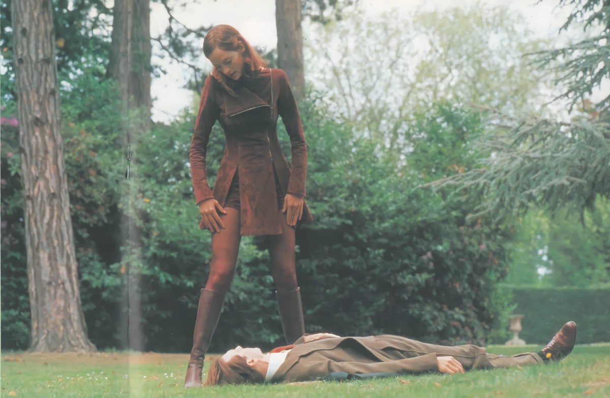 An explanation of how Mrs Peel finds Steed in the melted snow after being shot by Bad Emma.