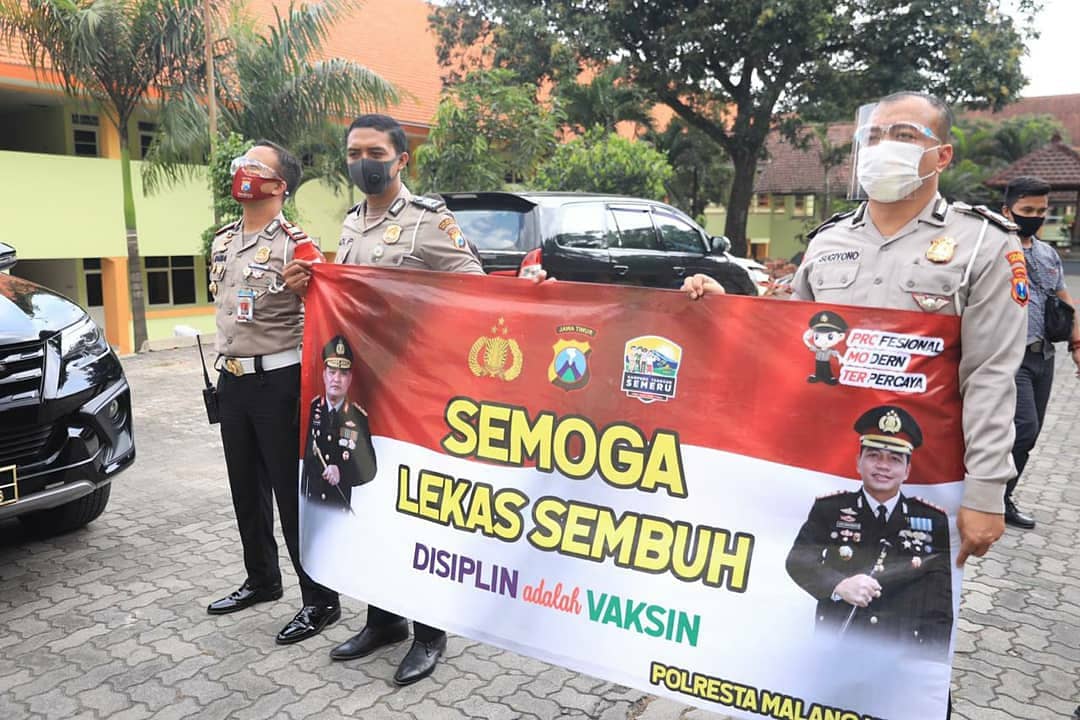 Kapolresta Malang Kota bersama Dandim Kota Malang menyapa masyarakat yang sedang menjalani isolasi di rumah isolasi jln. Kawi.

Kunjungan dan perhatian yg diberikan Kapolresta Malang Kota mendapatkan sambutan hangat dan harunya masyarakat.

Lekas sembuh saudaraku.

#sabharamakota