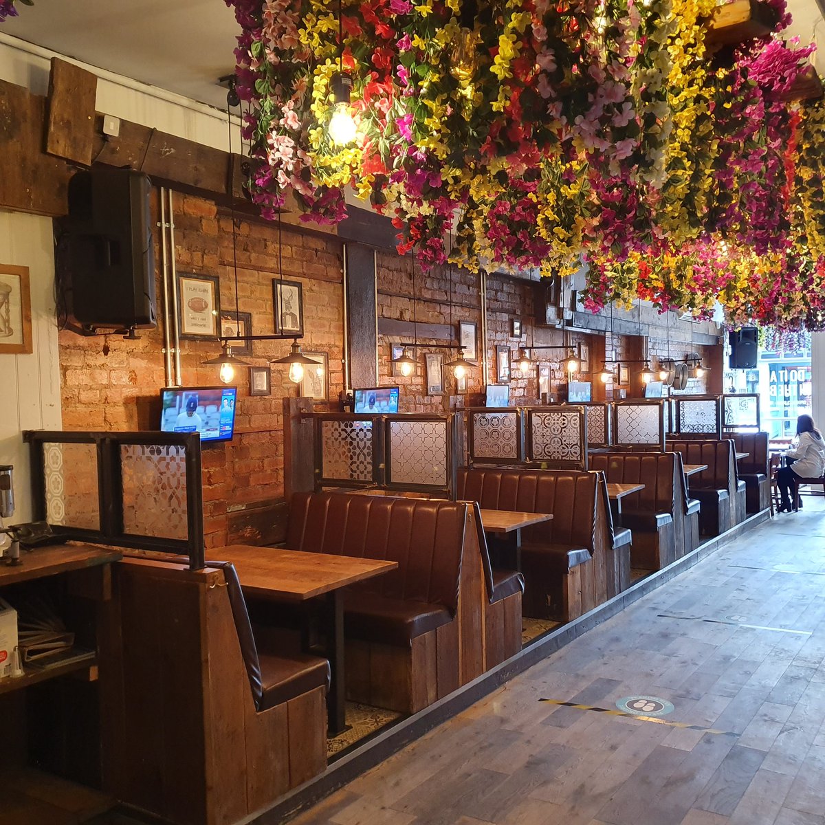 buf_prestwick's tweet photo. The weather may be 💩 but our booths are snug and have a telly in each one. Perfect for the fitbaw tonight! https://t.co/91w67pKnsJ