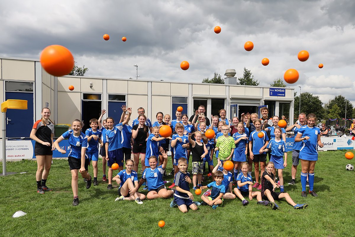 Korfbalverbond's tweet photo. Wat was het een fantastische dag! Ruim 1400 kinderen kregen vandaag een clinic van een (jeugd)international of KNKV-trainer. In augustus vervolgen we de #korfbalzomer met de Tour de Camping, het NK Beachkorfbal Outdoor en het NK Beachdameskorfbal Outdoor: https://t.co/ZU1DK21UB6 https://t.co/YaCG4R1SHI