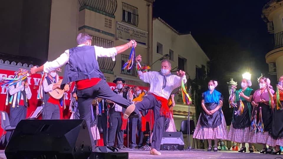 jcnsbaile's tweet photo. Folclore con mascarillas, bailando #verdiales en el #festivalfolcloricoTorremolinos #plazasanmiguel #torremolinos #malaga #spain https://t.co/306LMSpgdq