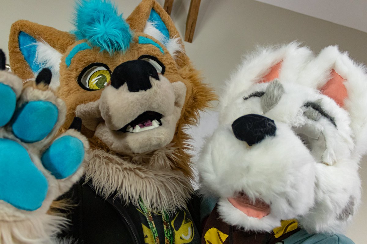 Photo avec le best chacal alias <a href="/NoryxJackal/">Noryx</a> !!! A l'anthropomme :3, se fut un super week-end passé avec toi ^w^ (photo par @/GuepardPerdu )