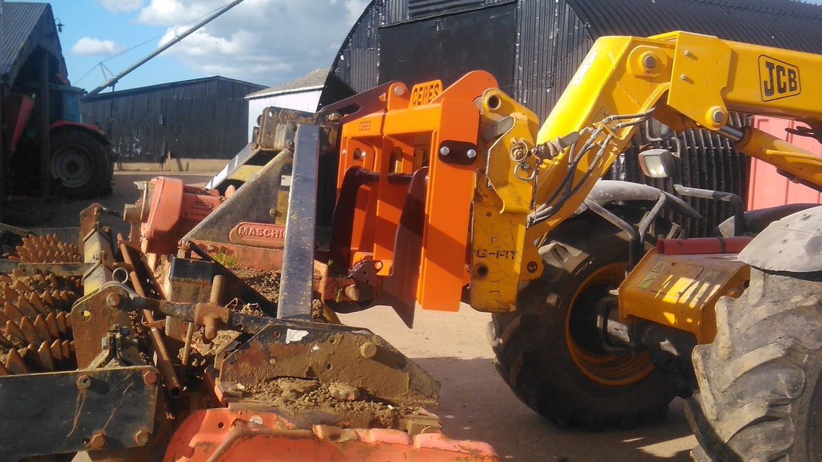 CeresMachinery's tweet photo. Lift once. Lift right. Lift safely. Use the CERES Implement Mover - protecting machinery and lives.

@yellowwelliesuk #FarmSafetyWeek #SafetyFirst 
@FarmersGuide @FarmersWeekly @nfum @NFUtweets #BackBritishFarming https://t.co/AqyHNbJUTo