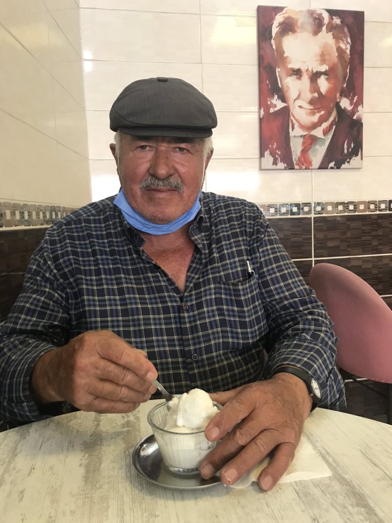baciymisim's tweet photo. Bugün dedem beni pastaneye götürüp bana dondurma ısmarladı. Dondurma yerken de "senin şu zımbırtıyla fotoğrafımı çeksene ama Atatürk'ü de çek" dedi. Ben de iki yakışıklının aynı karede olduğu bu fotoğrafları çektim❣️ https://t.co/ToaPNizjCk