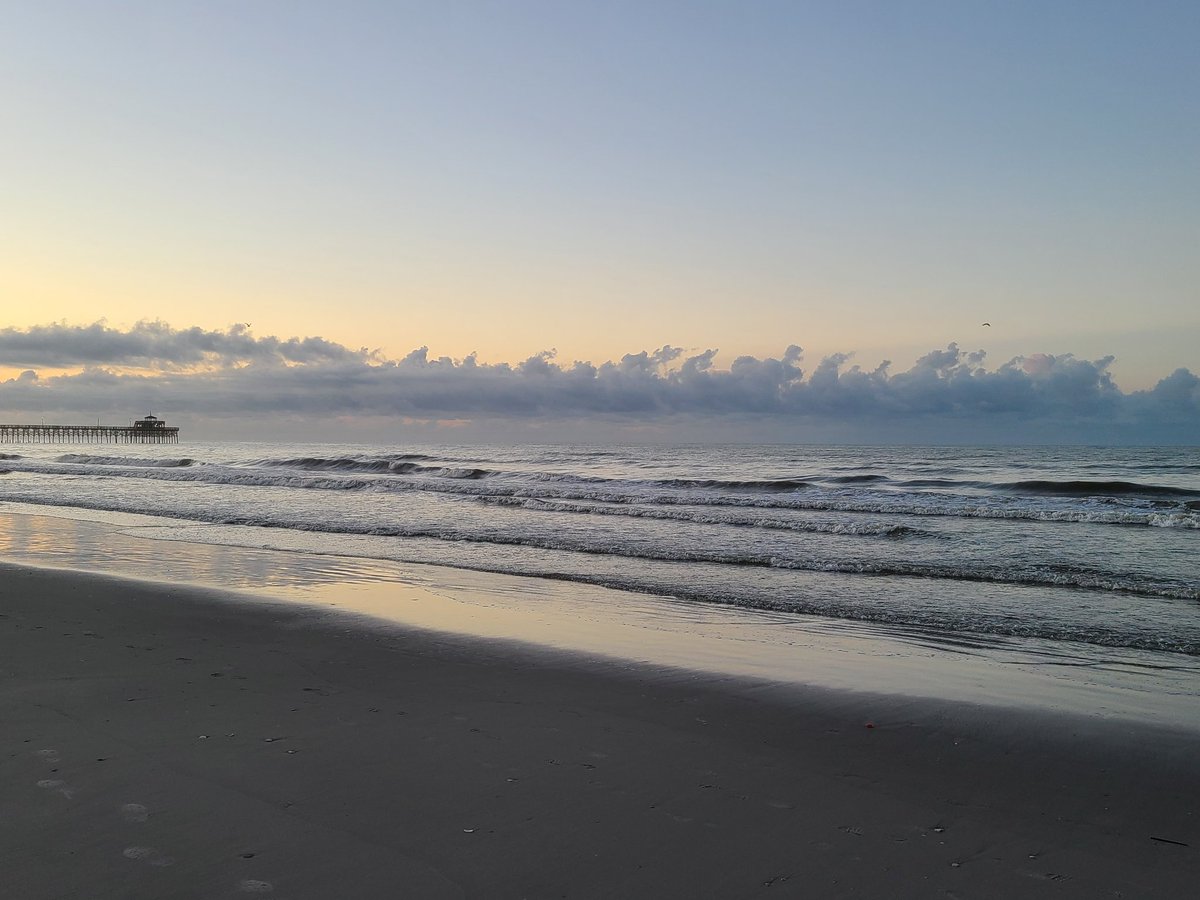 goelway7's tweet photo. Take time to enjoy God's beauty and the fact that my 13 year old wanted to get up at 5:50 am to see it!! Vance County School, We got this!!  #vcstogetherwewin #WeareAycock @VanceCoSchools @AYCOCKSCHOOL https://t.co/7NrTx9Cag9