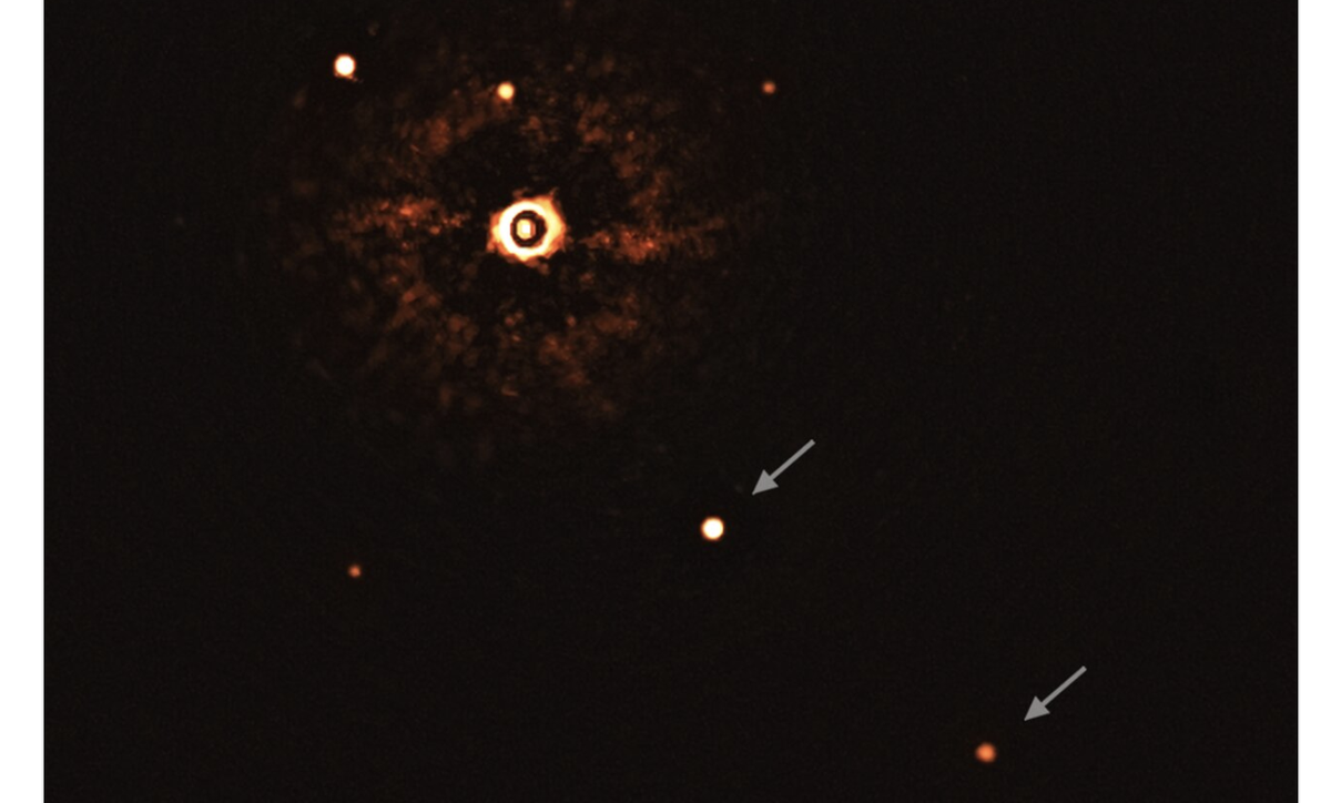 Il y a plein de trucs géniaux à dire sur cette nouvelle detection d’exoplanètes par  @SPHERE_outreach donc je vais faire un petit thread spécifique ! 1/10 https://www.eso.org/public/france/news/eso2011/