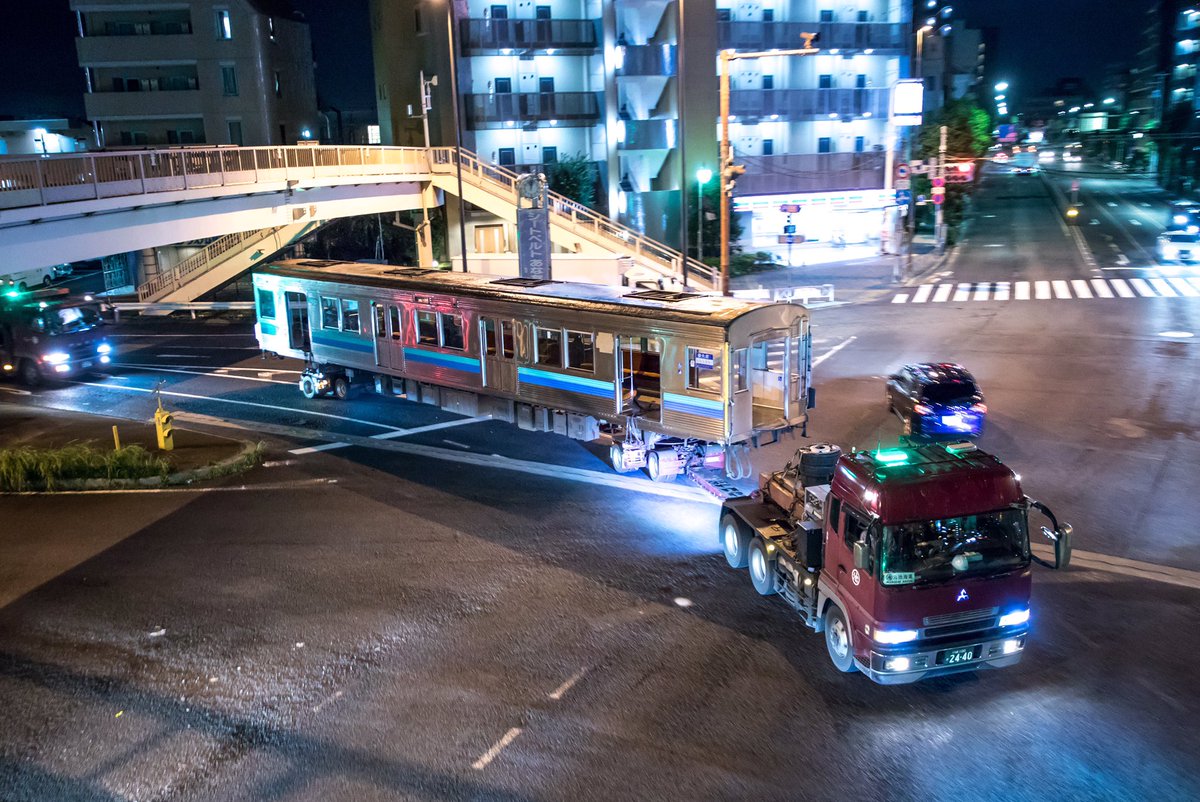 BondsSam's tweet photo. 翌日休みだったので、中間車でも繰り出した青色ラインの陸送でした。
世田谷区の交差点を右折する姿を、普段馴染みのある場所で。
#陸送 #東急 #8500系 #8614F https://t.co/vb5socqlDo