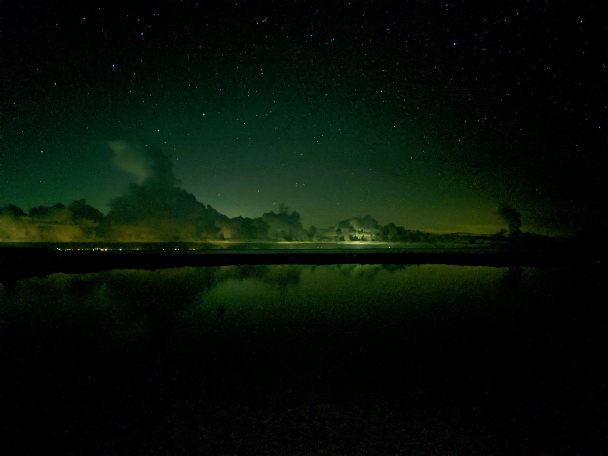 在綠島燈塔旁的小湖拍的照片，照片下面是台灣島的燈光 （我很愛晚上來這小湖游泳，可以漂在海水上安全地看銀河，而且水很平穩夜游超安全）