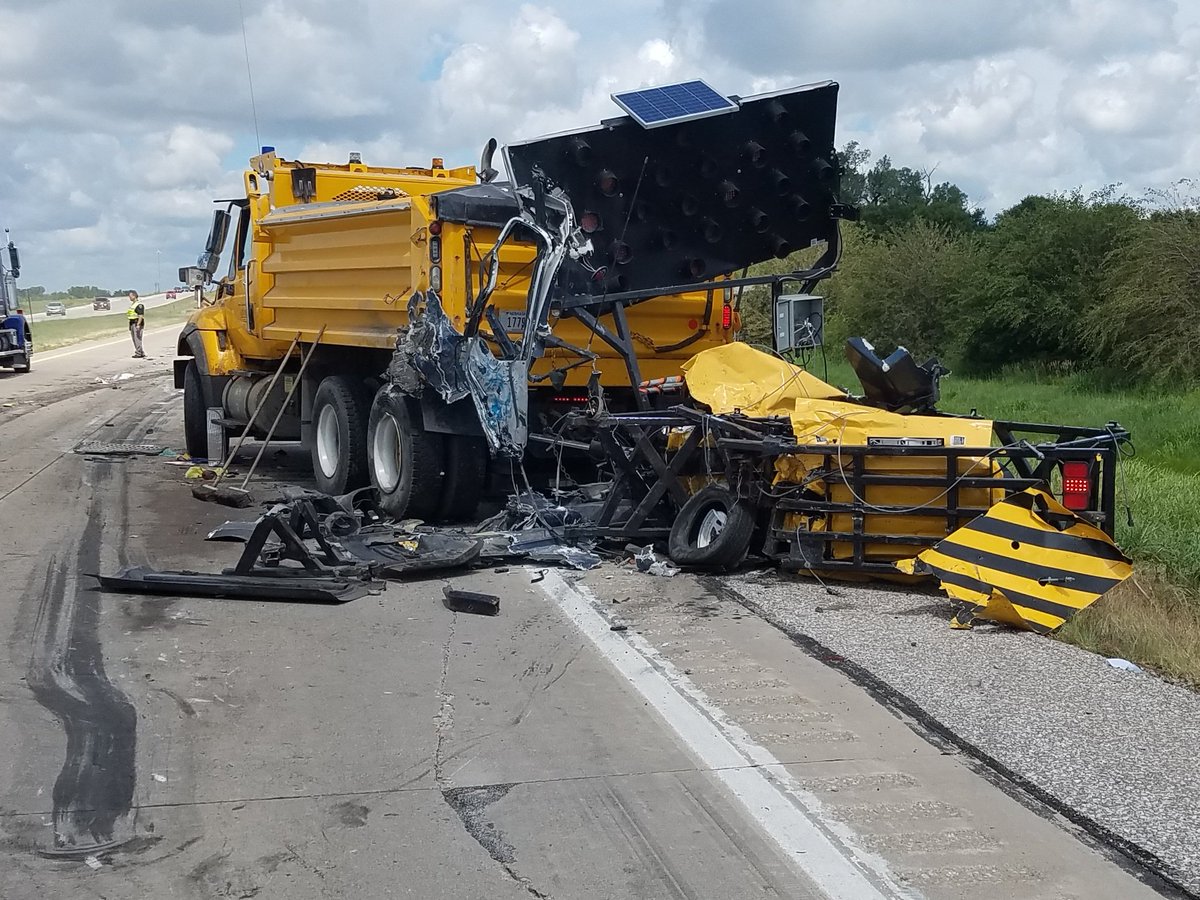 In a span of 24 hours, an Iowa DOT flagger and two tow ops, one in OH, the other, PA, were struck and killed on the job.

What changes are YOU going to make to your driving behavior to make sure other  workers go home at the end of their shift?

(Pic from 2016 crash) #moveover