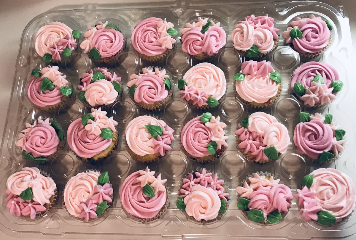 MandaJaneLove's tweet photo. @milkbarstore Funfetti cupcakes 🧁 https://t.co/H9neMpYOjy