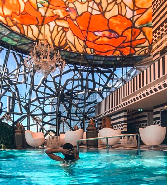 Quem curtiu esse banho de piscina? ❤️
Mondrian Doha, é um lugar incrível. Saiba mais sobre onde se hospedar e o que comer durante a sua visita no Qatar no meu blog. 👉🏻 jujucoelho.com 👈🏻 #Doha #ilovetravel #traveladdict #travelbloggers #traveldiary #travelwithme