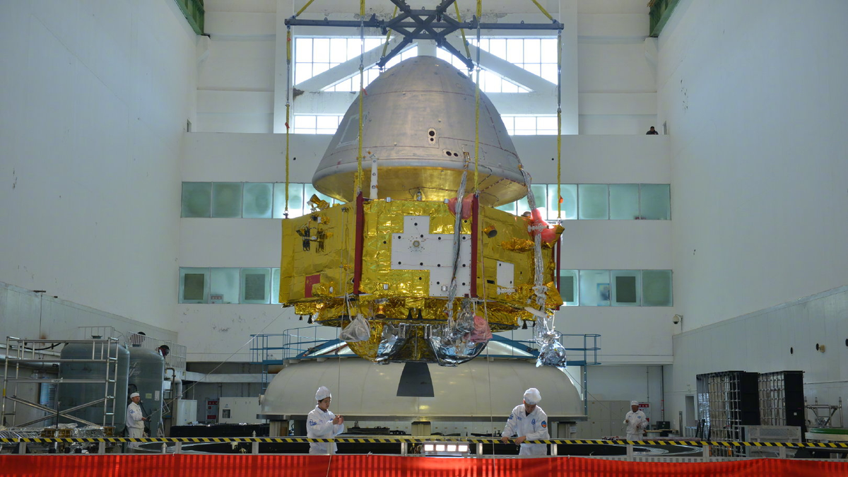  #Tianwen1 is composed of two main parts, an orbiter (bottom) and a lander w/rover (top). Combined, they are one of the largest payloads to go to Mars in a long time at over 5 tons (bigger than Curiosity or the Trace Gas Orbiter, even!) (4/n)  CASC