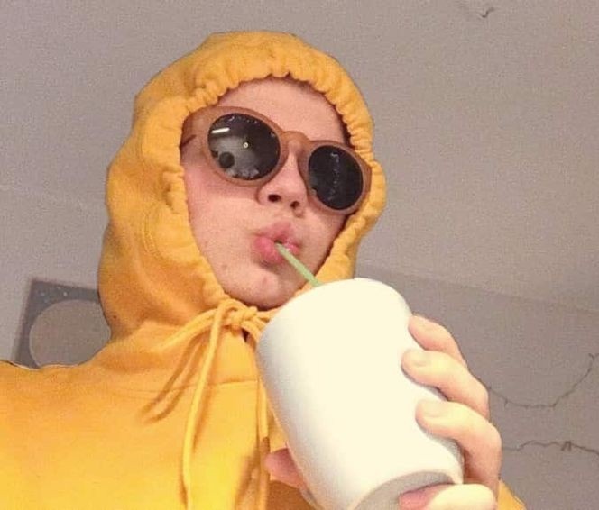 sourstigma's tweet image. Yo haciéndome   | También yo
creer que ya         | llorando por todo
superé a los 1D   | cada 23 de julio

#10YearsOneDirection #10YearsOf1D