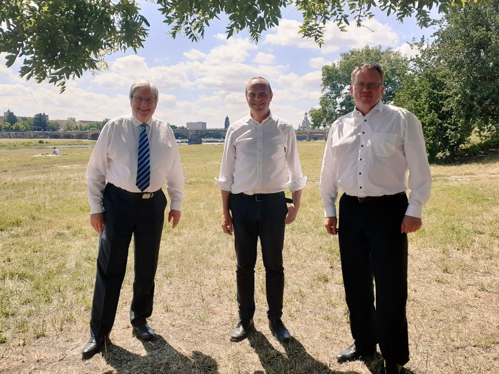 Habe heute mit #Brandenburg|s Energieminister <a href="/joergstb/">Jörg Steinbach @joergstb.bsky.social</a> über #Erneuerbare, #Strukturwandel in der #Lausitz und unsere gemeinsame #Wasserstoff-Strategie gesprochen - begleitet von Energiestaatssekretär <a href="/gerdlippold/">Gerd Lippold</a>. #Energiewende und #Klimaschutz verbinden unsere Bundesländer.