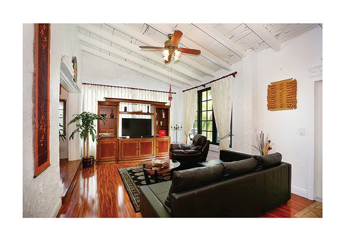 AshleyCusack's tweet photo. VIRTUAL Home Tour today in #CoralGables: 410 Alhambra Circle. Asking $725,000. 3 bd, 2ba, Old-Spanish style home in downtown Gables. See on FB Live at 12:00, Instagram Live at 12:45. July 22. #ashleycusack #miamirealestate #openhouseewm
https://t.co/X0fyNzNVwZ https://t.co/h4qcN5hu9k
