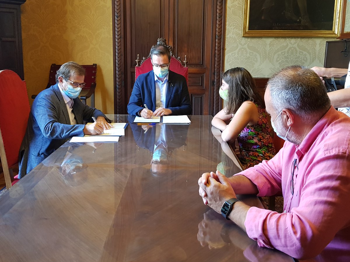 UIBuniversitat's tweet photo. 🤝  Signam un protocol de col·laboració amb l'@ajuntpalma per desenvolupar el Districte d'#Innovació al #NouLlevant.

🗣️ Crearem una mesa de treball permanent per garantir l’acceleració del projecte i intentarem implicar-hi altres institucions ➡️https://t.co/ANDBfPw3rj https://t.co/2Ki7fMRliB